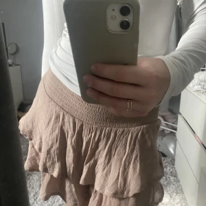 Beige kjol - Super fin volangkjol, använd 1 gång. Har inga skador eller liknande💗