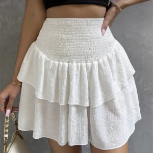 Volang kjol - Säljer min vita volangkjol💗inte alls genomskinlig och perfekt till sommaren😍stl S