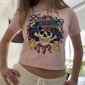 Ed Hardy T-shirt  - Skitsnygg ed Hardy T-shirt, älskar färgerna och ryggen och är perfekt till ett par jeans eller linnebyxor😍 säljer då den inte kommer till användning ❌❌använd inte köp nu❌❌