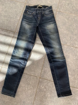 Skinnyjeans Rare strl 27 - Härligt stretchiga men snygg passform ankellängd använd fåtal gånger Mkt fint skick 200 + frakt