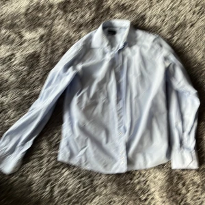 Ljsblå skön skjorta - Skön slim fit skjorta. Använd få ggr. Toppskick. ”