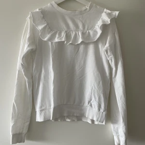 Tröja  - Tröja med volang från GinaTricot. För liten för mig 🥰Använd och i ok/bra skick. 