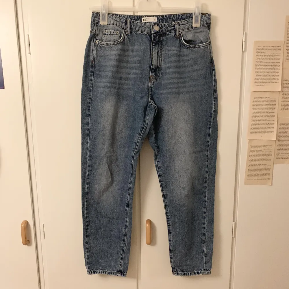 Dagny mom jeans stl.42 från Gina Tricot. En ljusare tvätt. Nypris 600kr. Jeans & Byxor.