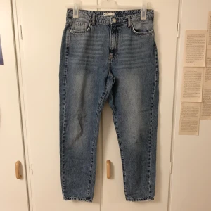 Jeans - Dagny mom jeans stl.42 från Gina Tricot. En ljusare tvätt. Nypris 600kr