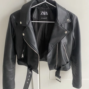 Skinnjacka  - En snygg skinnjacka från zara i storlek xs/s