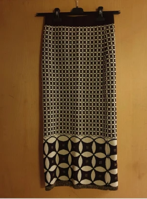 Tajt lång kjol elastisk - snygg tajt kjol längd 83 cm elastisk med glitter