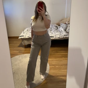 gråa cargobyxor - superfina och sköna cargobyxor från weekday, storlek 40🖤