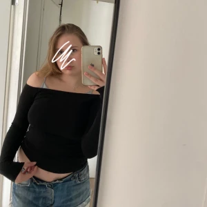off shoulder långärmad tröja  - så fin svart off shoulder tröja från Nelly. i bra skick, har dock ett hål längst ner på ena armen, men syns inte så mycket. skriv för fler bilder. ser ribbad ut på sista bilden, men är ej det. (har linne under på bilderna, men snyggare utan enligt mig) 💞