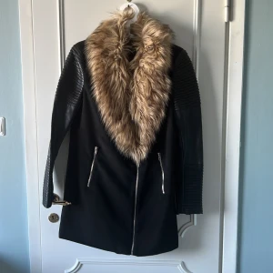 Jacka med fuskpälskrage - Jacka med fuskpälskrage från missguided. Strl 10 (S)