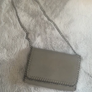 Tiamo liknande väska - Säljer denna jättefina tiamo liknande väskan! Den är aldrig använd 