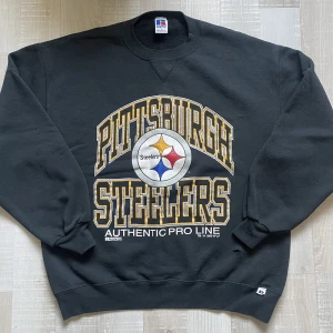 NFL Pittsburgh Steelers vintage sweatshirt  - Vintage Pittsburgh Steelers sweatshirt, okej skick.  Ett hål på framsidan(se bild) samt ett litet på ryggen. Strl L