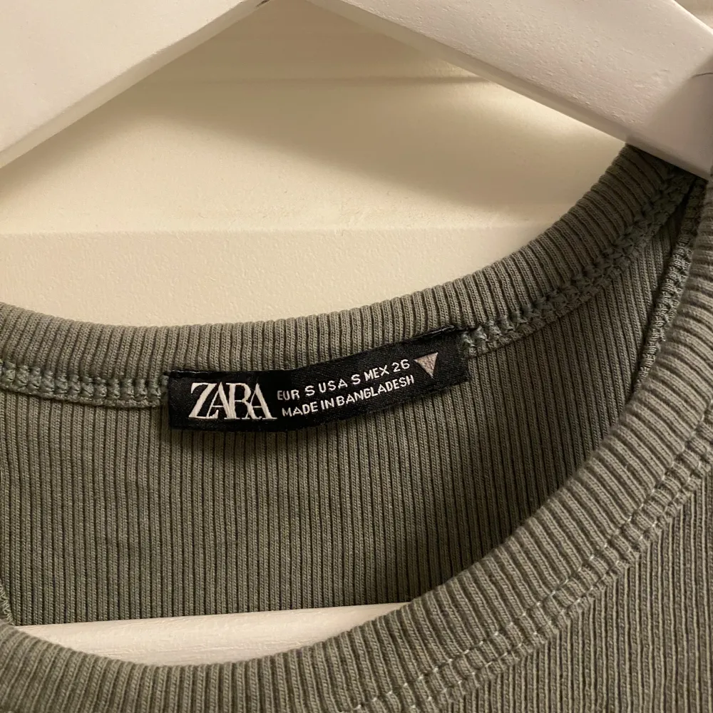Grön midiklänning från Zara. Frakt ingår i priset.. Klänningar.