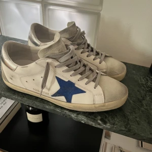 Golden goose sneakers storlek 42 - Säljer dessa helt nya golden goose skor. Endast testade, aldrig använda ute. Storlek 42 men sitter större, 43 skulle jag säga. Köptes för 5400kr i Paris, kvitto finns tyvärr inte kvar men allt original medföljer. 