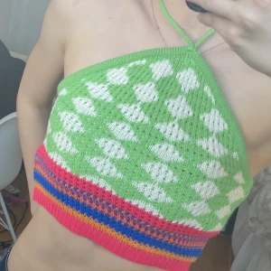 Unik topp - Färgglad topp som köptes utomlands! Man knyter sjölv i nacken🥰det står M men sitter som en S