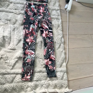 Stronger byxor  - Stronger byxor: det är flamingos och blommor på, storlek X-Small, använda 1 gång förut. Vanliga priset: 799 kan prata om priset 