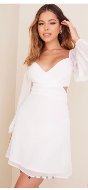 Vit klänning  - En jättefin vit klänning använt  en gång perfekt till typ studenten    Den som ger 400 får den direkt 