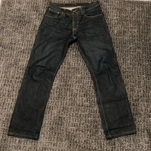 Nudie Jeans  - Nudie Jeans i modellen Average Joe. Storlek W34 L34