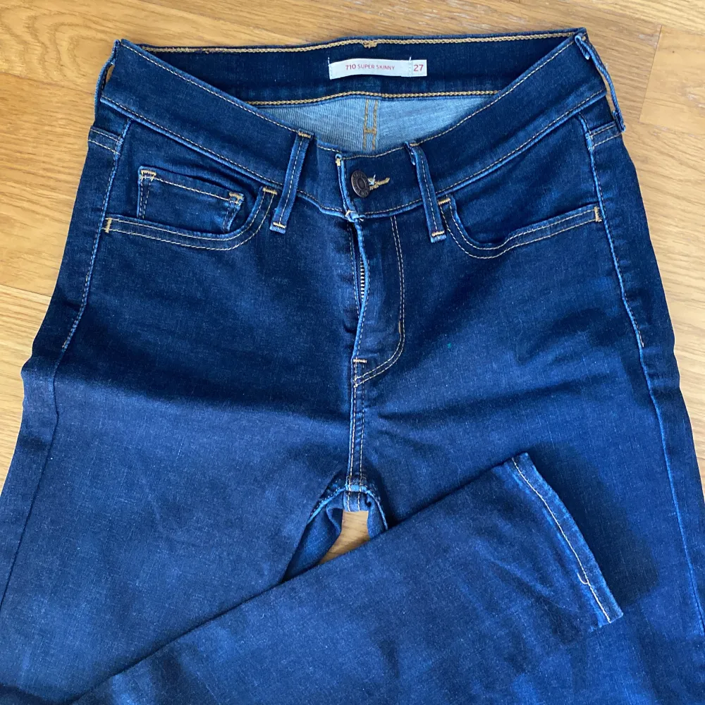 Low Waist Levisjeans i mycket bra skick. Kan lätt sys om till flared jeans. Köparen står för frakt.. Jeans & Byxor.