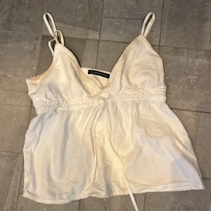 Topp  - Superfin topp från brandy Melville, perfekt till sommarn. 
