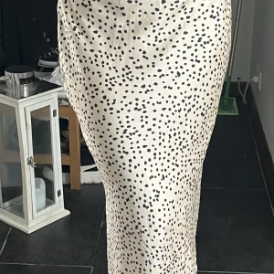 Kjol från Neo noir  - Beige kjol från Neo noir. I storlek 36. Jättebra skicka! Skriv för fler bilder😇