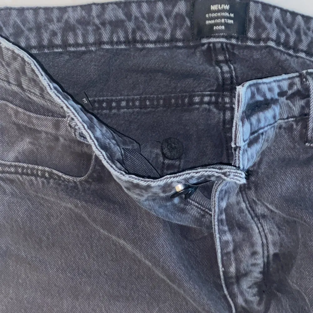 Jeans av märket NEUW, knappt använda, storlek 32/32 men lite stor i storleken, föreslå ett pris. Jeans & Byxor.