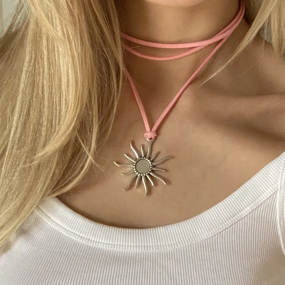 Handgjort halsband med rosa läderrem och berlock i antiksilver ☀️. Accessoarer.