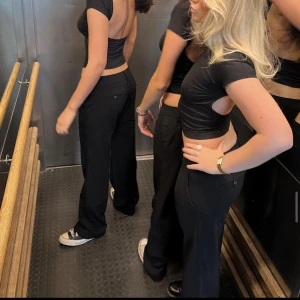 Kostymbyxor  - Så fina lågmidjade kostymbyxor från Alobha, köpta på Plick och verkar ej vara använda. Säljer då de inte passade mig💕storlek xs men sitter mer som S.  Frakt ingår! 