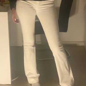 Jeans  - Mid waisted jeans som inte kommer till användning. Har använt 1 gång och de är i jättebra skick. Passar mig som är 175!