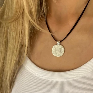 Cercle Necklace - Handgjort halsband med svart läderrem och berlock i antiksilver 🤍Går att beställa med annan färg på bandet: vit/blå/rosa