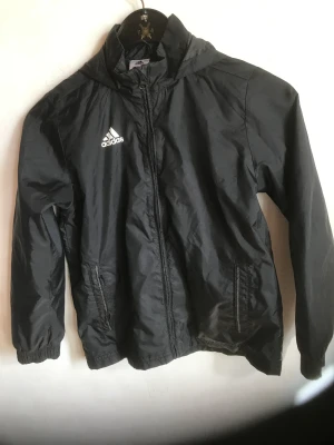 Adidas jacka  - Svart tunn skön adidas jacka. Obetydligt använd. Storlek 140