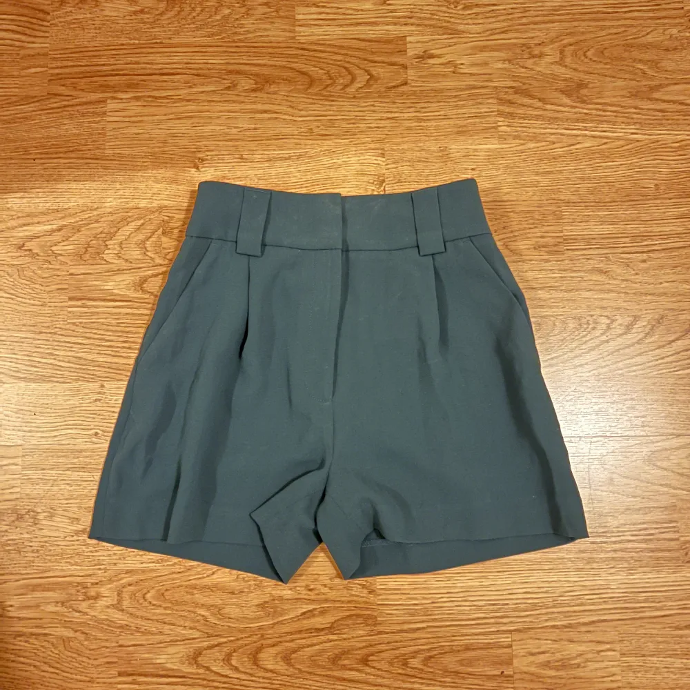 Säljer dessa shorts i tunnare tyg material, jätte skönt inför sommarn. Obs Shortsen sitter lite tajt i midjan. Shorts.