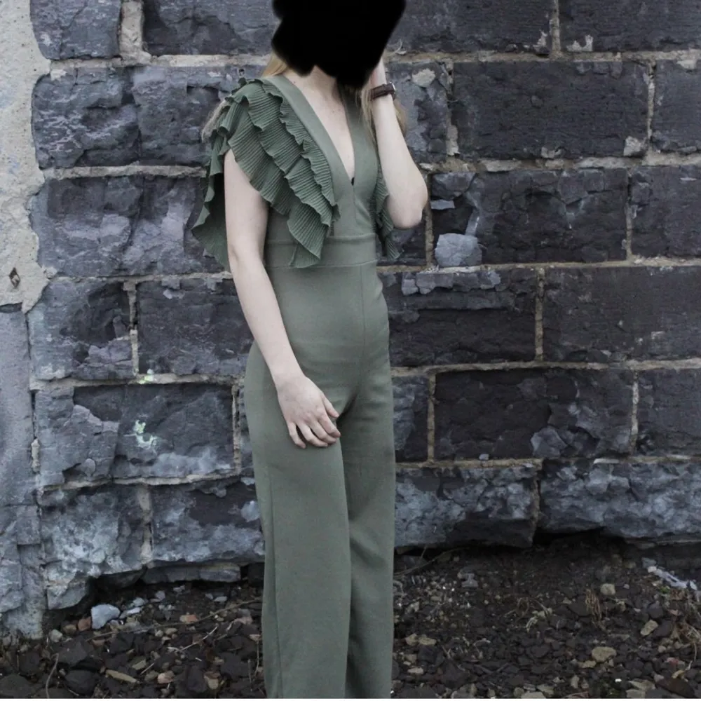 Militärgrön/olivgrön byxdress storlek XS, använd 2gånger, urringningen går att fördjupa om så önskas. Okänt märke.. Kostymer.