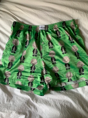 Yung lean shorts - säljer mina yung lean shorts pga att de inte används, använda ett fåtal gånger hemma men enda defekten syns på bild 2 men inget man märker när dom e på! Nypris 360 exk frakt o säljer för 270  :) bara att skriva för frågor!