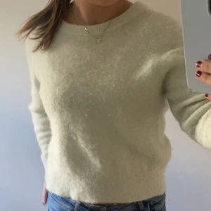 Stickat - Superfin ljusgrön stickad tröja från Samsøe Samsøe!! Bär storlek S/M och tröjan sitter bra på mig. Perfekt till sommaren🌺 Fint skick💚