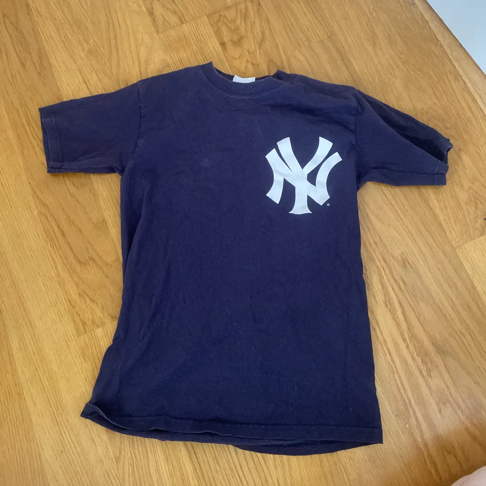 Snygg mörkblå yankees t-shirt i storlek M💕 Säljer för 60kr + frakt, skriv för fler bilder. T-shirts.