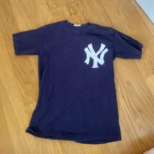 Snygg mörkblå yankees t-shirt i storlek M💕 Säljer för 60kr + frakt, skriv för fler bilder