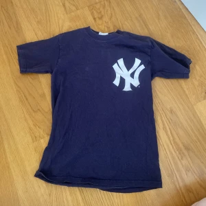 Yankees t-shirt - Snygg mörkblå yankees t-shirt i storlek M💕 Säljer för 60kr + frakt, skriv för fler bilder