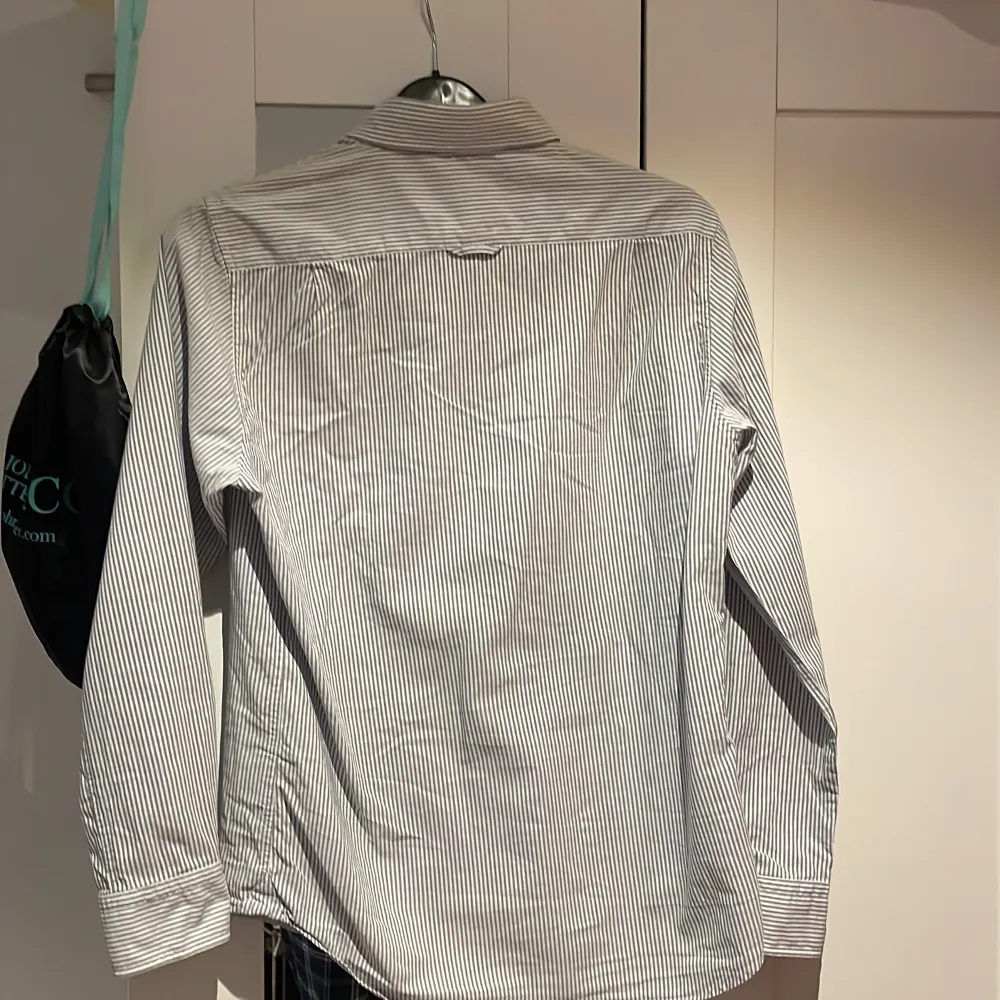 En gant skjorta vit grå randig storlek 152 . Skjortor.