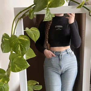 Yosemite-tröja 💙 - Långärmad stickad tröja med yosemite-tryck. Tjockt material, något smala ärmar, övrigt normal i storlek. Oanvänd🧵