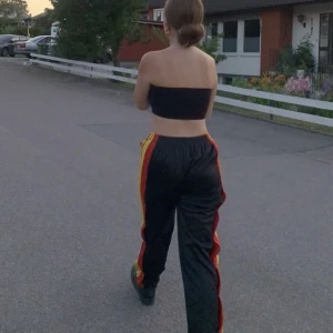 Adidas vintage byxor  - Säljer mina adidas vintage limited edition byxor (vida) som är köpta i en vintage affär för dyrt pris. Dom är använda fåtal gånger och är i bra skick.( tryck INTE på köp nu) köparen står för frakt.💕