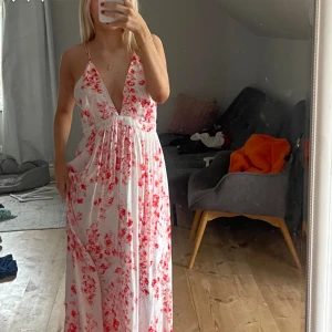 sommarklänning - OTROLIG sommarklänning! aldrig använd då den är lite för lång för mig❤️‍🔥❤️‍🔥
