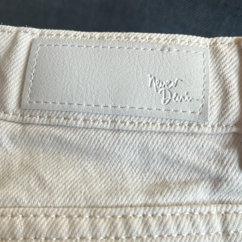Regular wide vita jeans Kan inte läsa vilket märke med ”Never Deni-”. Jeans & Byxor.