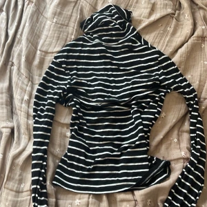 Striped polo tröja - Striped svart och vit tröja med turtleneck 
