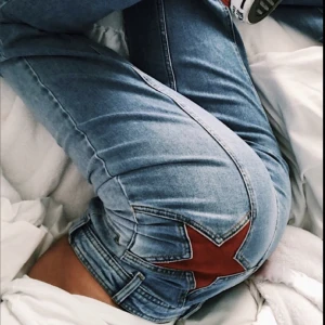 Jeans - Jeans med röda stjärnor bak, aldrig använda, inga skador eller fläckar.