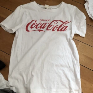 T-shirt  - Coca cola T-shirt, knappt använd.
