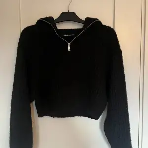 Säljer min stickade tröja från Gina Tricot med dragkedja🙌🏼storlek Xxs  Skriv vid frågor💕