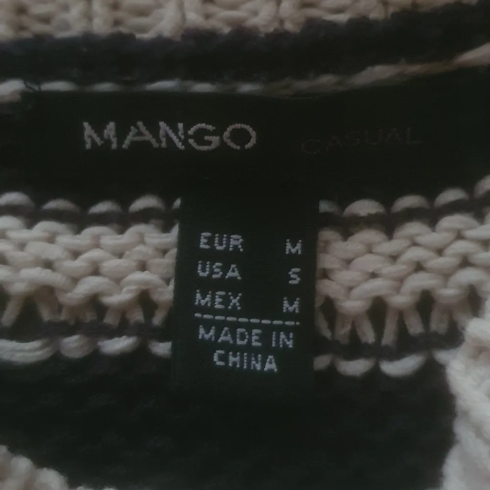 En fin mörkblå o off-white stickad tröja från Mango. Lite see-through men går bra aty bara ha BH eller ett linne under. Säljs pga att det inte används. Tröjor & Koftor.