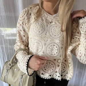 Zara topp - Säljer denna jättefina topp från zara!!! Billigare pris vid snabb affär och/eller om du köper fler plagg från mitt flöde så får du billigare pris på plaggen❤️❤️