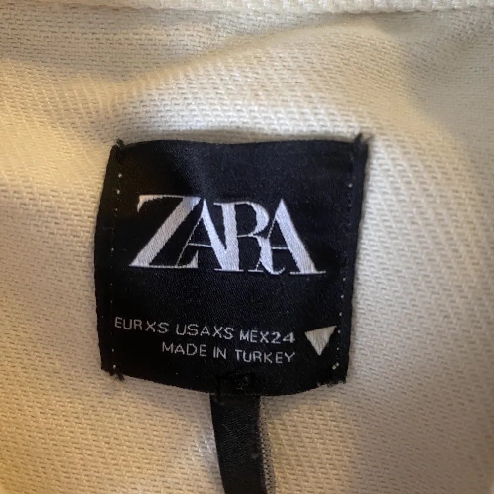 Fin jacka från Zara . Jackor.