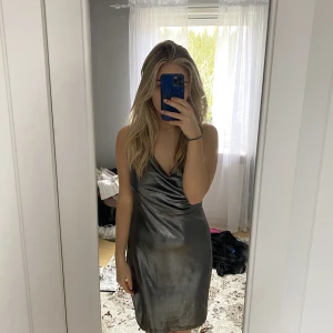 Silvrig klänning  - Fin glansig/ silvrig klänning som tyvärr inte kommer till någon användning🤍 inget fel på klänningen men banden är egengjorde så det skulle sitta bättre🤍